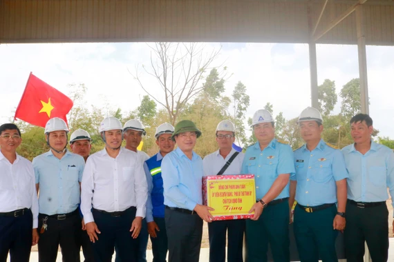 Chủ tịch UBND tỉnh Phạm Anh Tuấn thăm, chúc Tết trên các công trình giao thông trọng điểm.