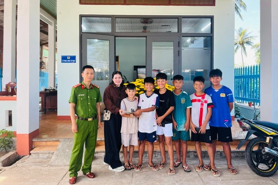 Nhặt được tài sản đánh rơi, 6 học sinh cấp 2 ở Hoài Nhơn Đông trả lại người mất.