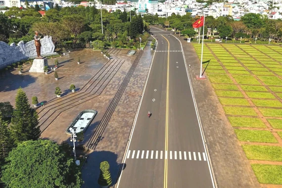 Pleiku mở thông toàn thời gian tuyến đường qua Quảng trường Đại Đoàn Kết