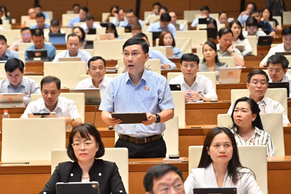 Đại biểu Lê Hoàng Anh đề nghị làm rõ cơ sở pháp lý, trách nhiệm trong thực hiện dự án đường Vành đai 5 - vùng Thủ đô Hà Nội. Ảnh: Đoàn ĐBQH tỉnh Gia Lai