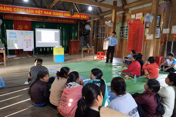 Đại diện Viện Công nghệ tiên tiến hướng dẫn hơn 30 hộ dân xã An Toàn phương pháp khai thác mật ong bền vững theo hệ thống PGS.