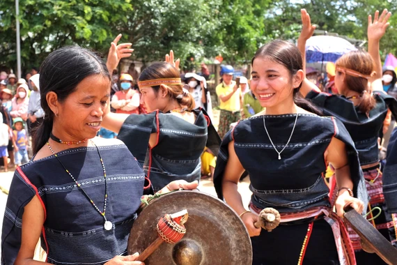 Sức sống mới từ các đội cồng chiêng nữ