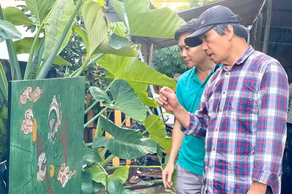 Họa sĩ Trần Lãng hướng dẫn họa sĩ Nguyễn Xuân Quang thực hành kỹ thuật sơn mài với tác phẩm lấy cảm hứng từ tuồng Bình Định. 