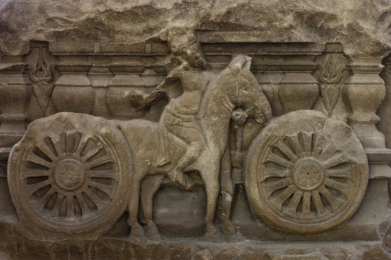 Tiếng vó ngựa trong từng thớ đá