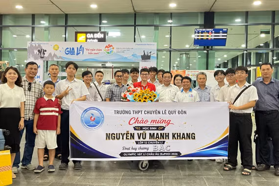 Nguyễn Vũ Mạnh Khang trở về trong sự chào đón nồng nhiệt. Ảnh: Hồ Điểm