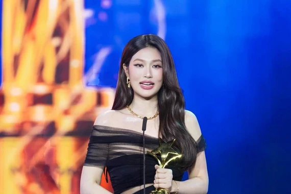 Hoa hậu Thiên Ân nhận giải thưởng Nữ diễn viên được yêu thích nhất