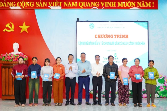 Tặng 1.000 thẻ BHYT cho người khó khăn khu vực Hoài Nhơn