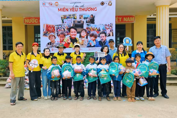 Ban tổ chức trao quà cho các em học sinh tại Trường Tiểu học và THCS Ia Phí (làng Jút, xã Ia Phí).