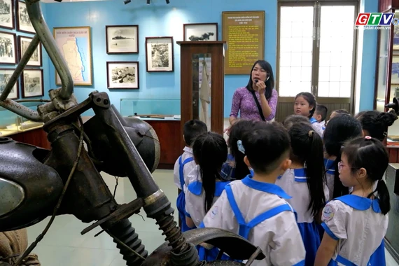 Lớp học không tường: Học lịch sử qua hình ảnh, hiện vật