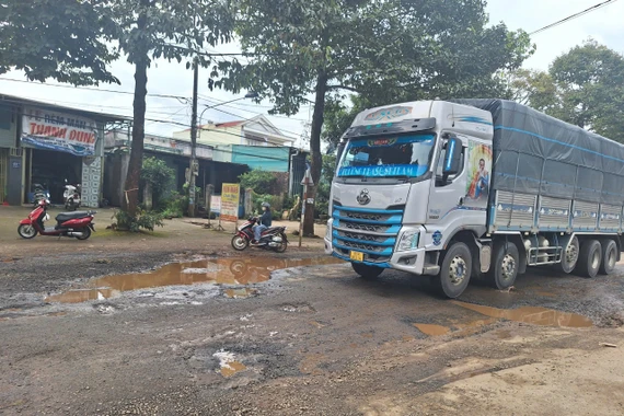 Đường Ngô Quyền là tuyến giao thông huyết mạch, có lưu lượng xe lưu thông lớn nhưng tình trạng hư hỏng ngày càng nghiêm trọng.