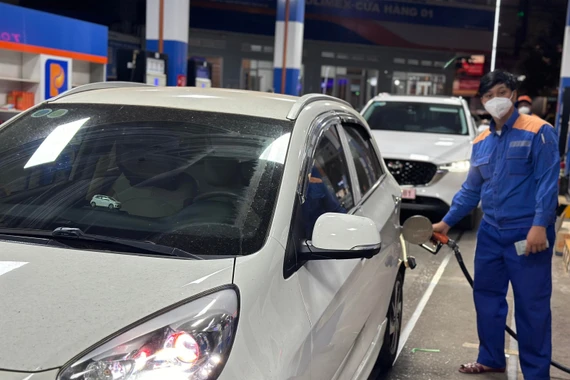 Từ 15 giờ chiều 6-11, giá xăng RON95-III giảm về 20.416 đồng/lít