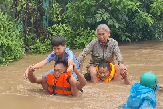 Khi tình người cao hơn mực nước lũ