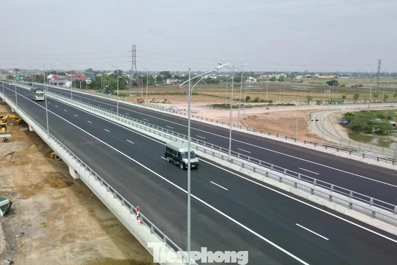 Toàn cảnh cầu vượt trên cao tốc Bắc - Nam qua Ninh Bình vừa thông xe