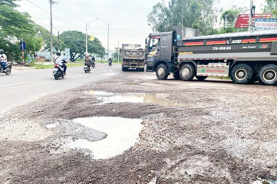 Ngã ba Dốc Bao Bì xuống cấp, tiềm ẩn nguy cơ tai nạn