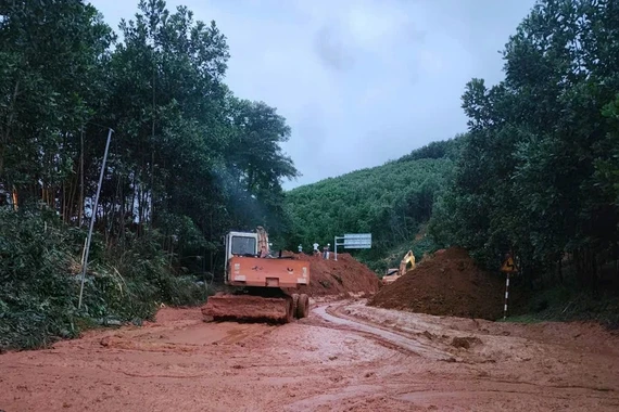 Cục Đường bộ: Còn 79 vị trí tắc đường tại khu vực Trung Bộ do mưa lũ lớn