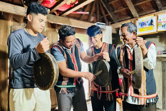 Ngân vang tiếng cồng chiêng Chăm H’roi