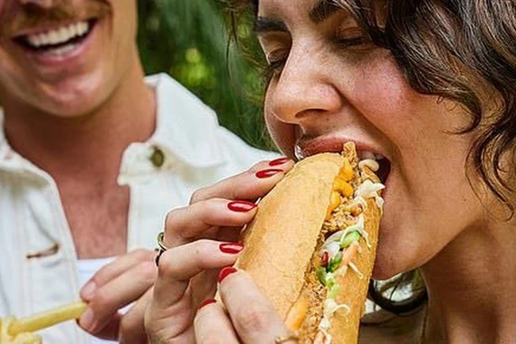 Tranh cãi khi 'ông lớn' KFC đưa bánh mì Việt Nam vào thực đơn