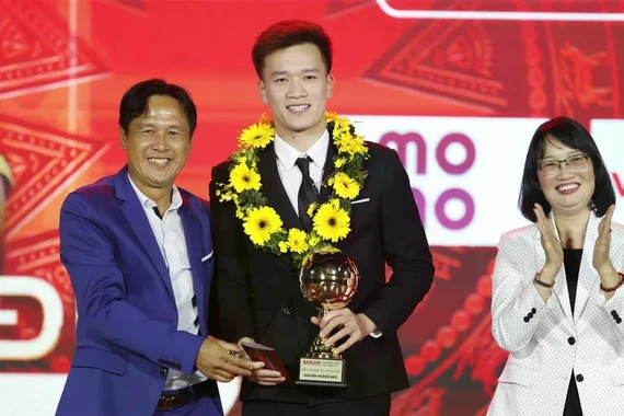 Tiền vệ Hoàng Đức hoàn tất 'hattrick' giải thưởng Quả bóng Vàng Việt Nam