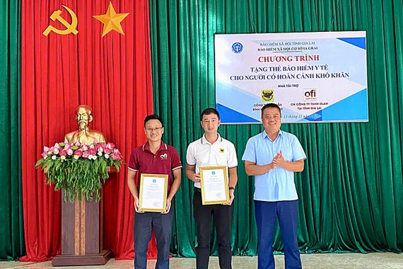 Yêu thương trao đi từ những tấm thẻ bảo hiểm y tế