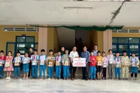Hội Khuyến học tỉnh trao 10.000 cuốn vở hỗ trợ học sinh vùng lũ