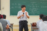Nhà giáo Nhân dân Huỳnh Duy Thủy - Phó Chủ tịch kiêm Tổng Thư ký Hội Toán học Bình Định, trình bày chuyên đề tại buổi tập huấn. 