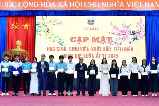 Phó Bí thư Tỉnh ủy, Chủ tịch UBND tỉnh Rah Lan Chung (thứ 9 từ phải sang) và Phó Bí thư Tỉnh ủy Nguyễn Ngọc Lương (thứ 7 từ trái sang) tặng quà cho học sinh, sinh viên xuất sắc, tiêu biểu. Ảnh: Đức Thụy