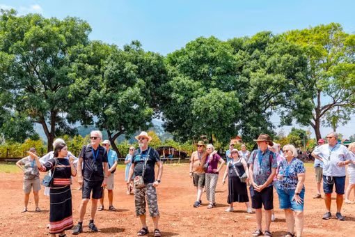 Khi làng thiếu người kể chuyện cho du khách quốc tế