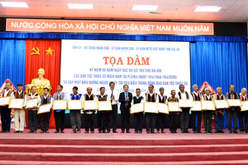 Tiếp sức người có uy tín ở buôn làng