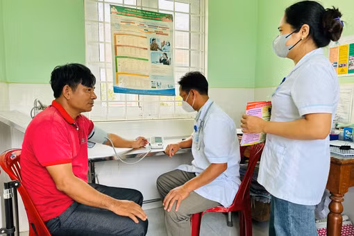 Thu hẹp khoảng cách y tế ở vùng khó