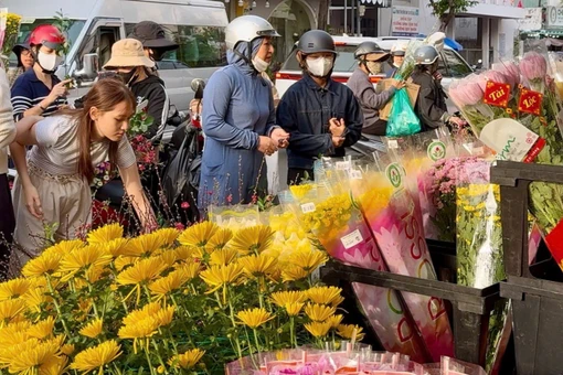 Người dân đang tất bật chọn bình hoa đẹp để trang trí ngày Tết. Ảnh: D.L