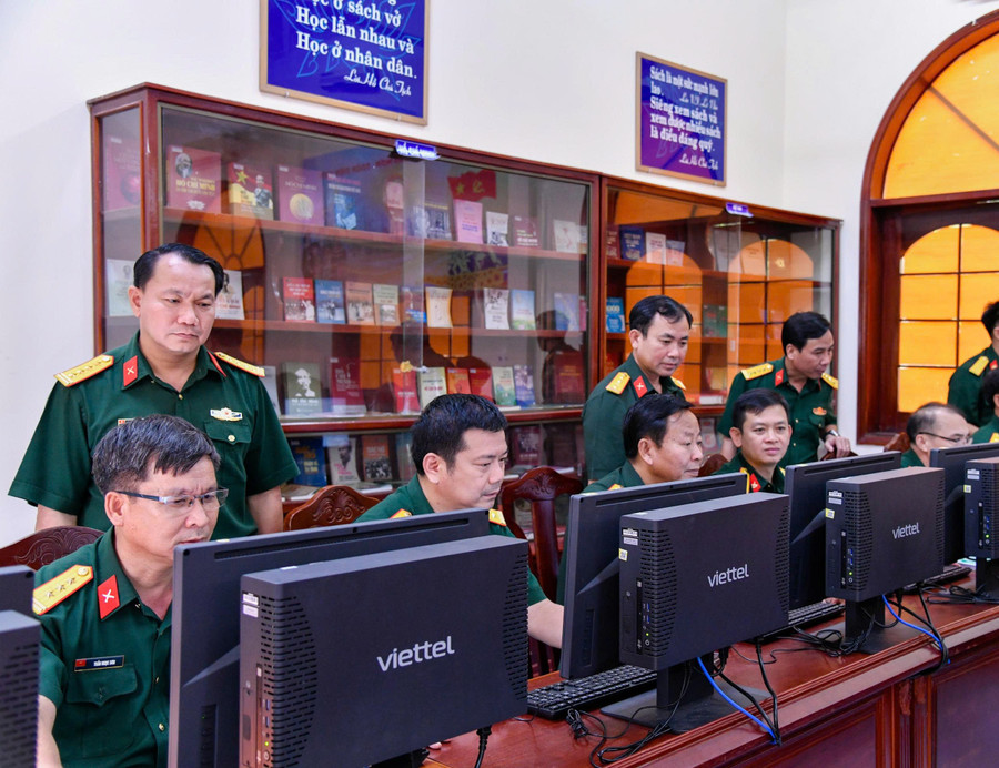 Cán bộ, nhân viên Bộ CHQS tỉnh Gia Lai tham gia kiểm tra, đánh giá kiến thức, kỹ năng số trong phong trào "Bình dân học vụ số" do lực lượng vũ trang Quân khu 5 phát động. Ảnh: H.P can-bo-bchqs-tinh-thi-kiem-tra-binh-dan-hoc-vu-so.jpg