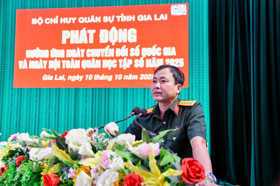 Đại tá Nguyễn Thế Vinh-Chỉ huy trưởng Bộ CHQS tỉnh nhấn mạnh việc chuyển đổi số phải trở thành hành động thường xuyên, tư duy đổi mới trong công việc hằng ngày. Ảnh: H.P z7100560322147-780ebcb49b87b3e5aac5c1ab04ed239c.jpg