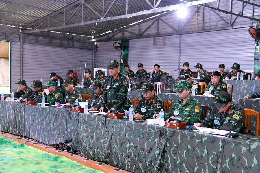 Đại tá Nguyễn Xuân Sơn-Phó Chính ủy Bộ CHQS tỉnh (người đứng) thực hành vai tập Phó Bí thư Thường trực Đảng ủy Quân sự tỉnh, Chính ủy Bộ CHQS tỉnh để chủ trì hội nghị ra nghị quyết lãnh đạo nhiệm vụ tác chiến phòng thủ. z7126861017079-ec5b4e20d562f496aab681313d7705fe.jpg