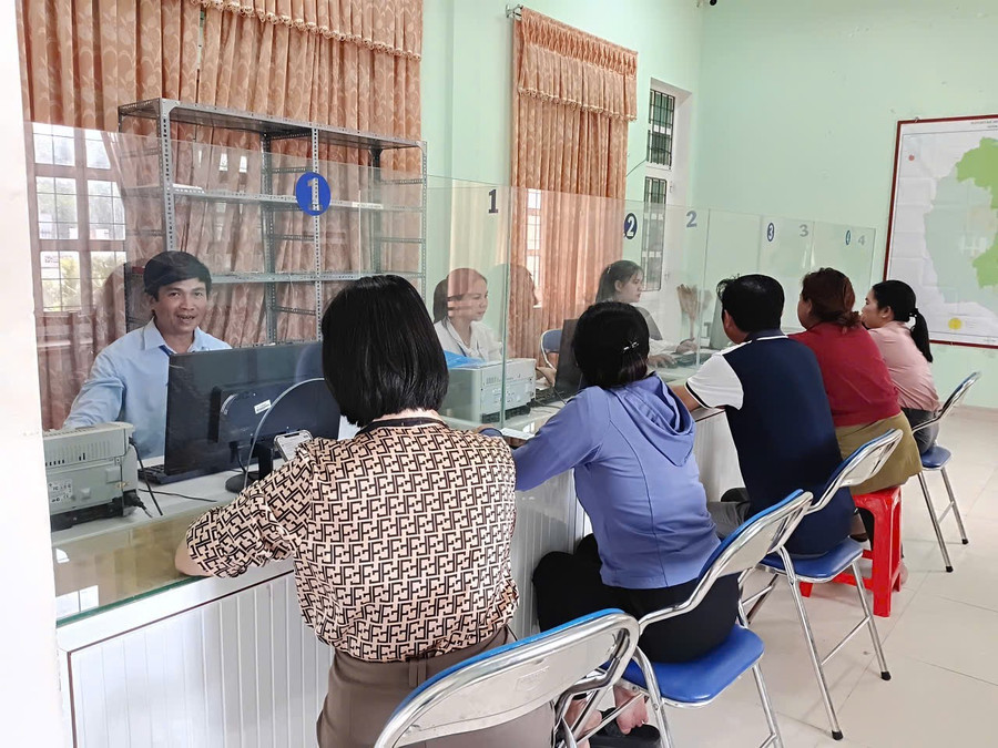 UBND xã Canh Vinh đã thành lập thêm điểm tiếp nhận và trả kết quả hồ sơ tại thôn Hiển Đông (đặt tại Trụ sở UBND xã Canh Hiển cũ) để giải quyết hồ sơ cho người dân. Ảnh: Hồng Phúc z6872320656246-ad0c76c3058e9fac89b47e5907e5274d.jpg