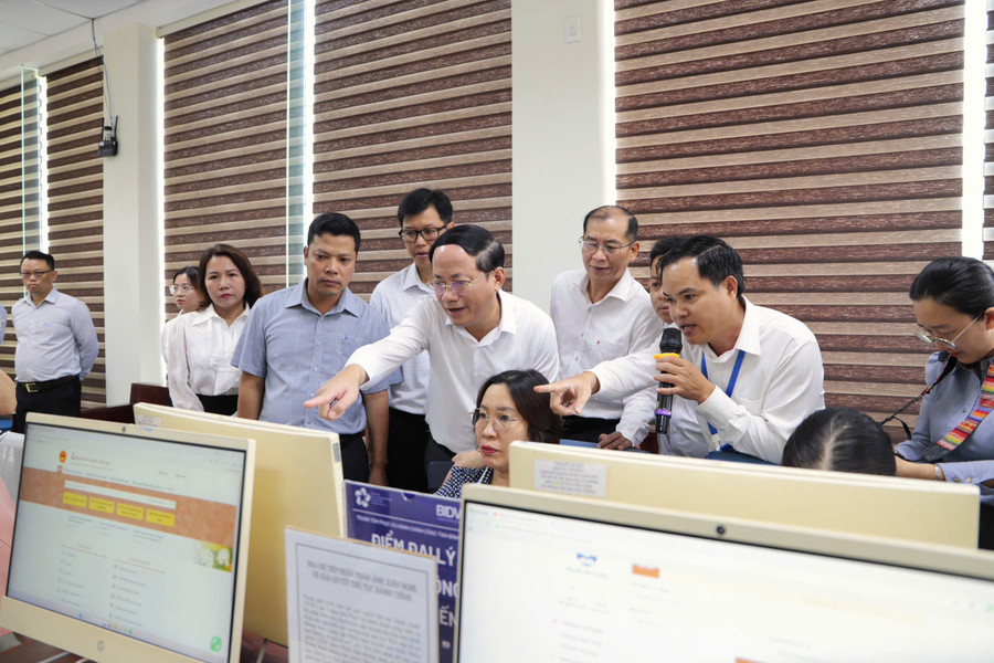 Chủ tịch UBND tỉnh Phạm Anh Tuấn kiểm tra tình hình hoạt động tại Trung tâm Phục vụ Hành chính công tỉnh. Ảnh: Hồng Phúc z6725454140582-2163ba990d314d1376f0bc714aca8703.jpg