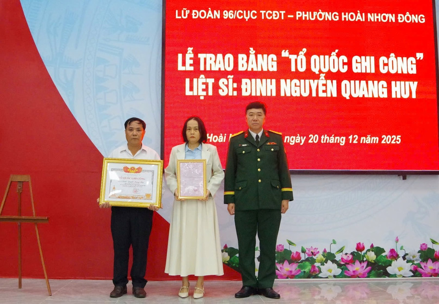 trao-bang-to-quoc-ghi-cong-va-quyet-dinh-thang-quan-ham-cho-gia-dinh-liet-si.jpg