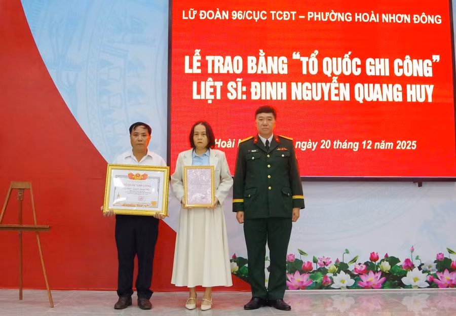 trao-bang-to-quoc-ghi-cong-va-quyet-dinh-thang-quan-ham-cho-gia-dinh-liet-si.jpg