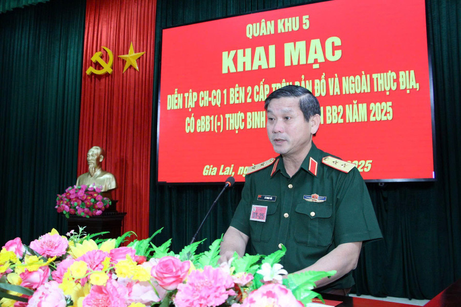 Trung tướng Lê Ngọc Hải - Tư lệnh Quân khu 5 phát biểu chỉ đạo, giao nhiệm vụ cuộc diễn tập. Ảnh: H.P z6990217222439-ebf837358969c609b11eb5534a06715c.jpg