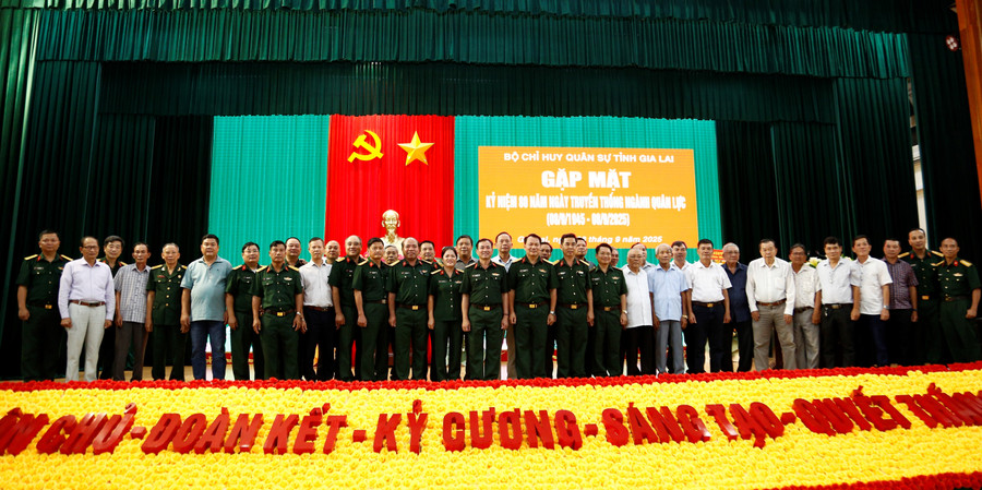 Lãnh đạo Bộ CHQS tỉnh chụp ảnh lưu niệm cùng các nguyên thủ trưởng Cơ quan Quân lực của lực lượng vũ trang tỉnh. Ảnh: H.P mg-2952.jpg