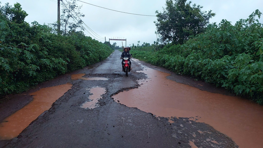 Đoạn đường từ làng Ia Ring ra ngã ba La Sơn bị hư hỏng nặng. Ảnh: Nguyễn Diệp z6944788642256-1ee05649c39302aeabceefa4405ce68a.jpg
