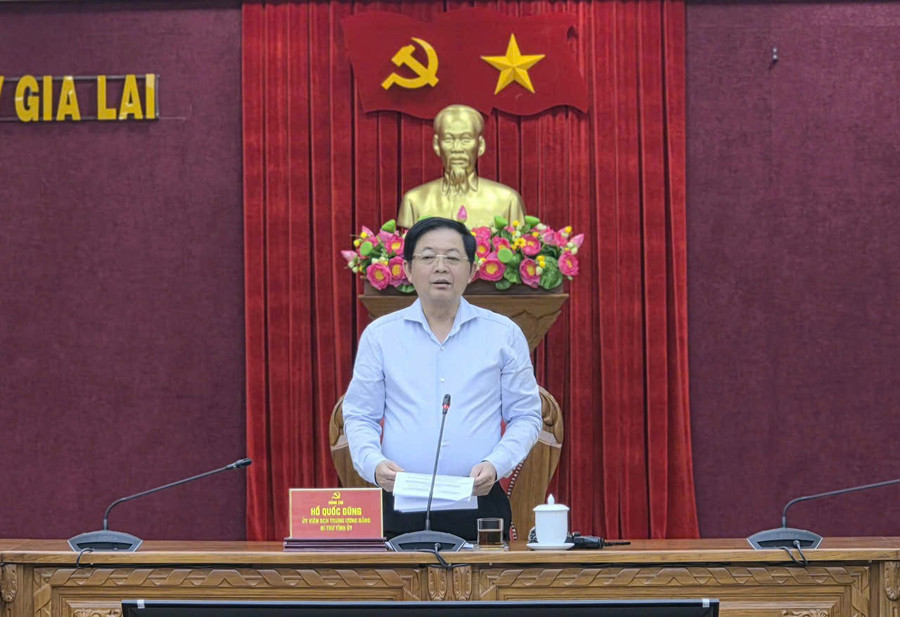 Bí thư Tỉnh ủy Hồ Quốc Dũng phát biểu chỉ đạo tại cuộc họp. Ảnh: Hồng Thương bi-thu-tinh-uy-ho-quoc-dung-phat-bieu-chi-dao-tai-cuoc-hop.jpg