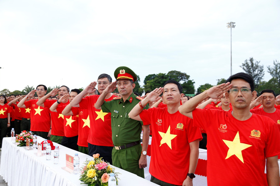 Hàng trăm nghìn người tham gia trên toàn quốc đã khoác áo đỏ sao vàng, cùng hướng về Quảng trường Ba Đình lịch sử để theo dõi lễ thượng cờ Tổ quốc, đồng loạt hát Quốc ca. Ảnh: Phúc Vỹ mg-1059.jpg