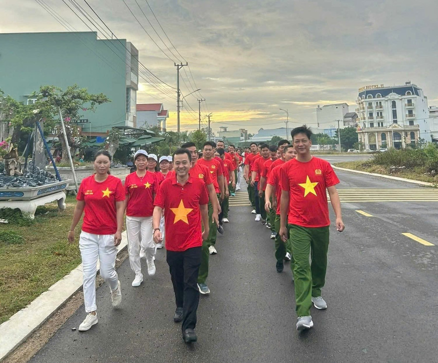 Cán bộ, nhân dân phường An Nhơn Đông đi bộ hưởng ứng chương trình. Ảnh: X.N z6911875107619-91698481642d544381d0410459077deb.jpg