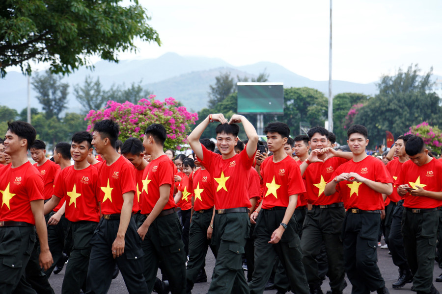 Mỗi bước chân được ghi nhận thông qua nền tảng số của chương trình là một “bước xanh”, góp phần giảm phát thải khí carbon, nâng cao nhận thức về bảo vệ môi trường. Ảnh: Phúc Vỹ mg-1153.jpg