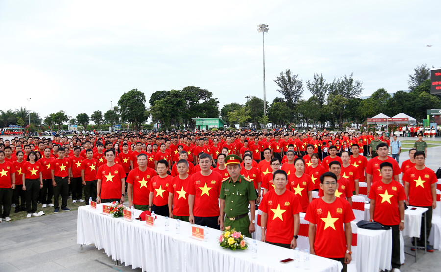 Cán bộ, chiến sĩ, nhân dân tham gia lễ phát động tại điểm cầu tại Quảng trường Nguyễn Tất Thành. Ảnh: Phúc Vỹ mg-1045.jpg