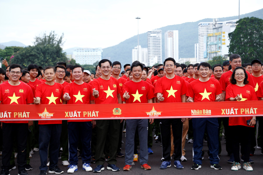 Các đại biểu tại điểm xuất phát. Ảnh: Phúc Vỹ mg-1116.jpg