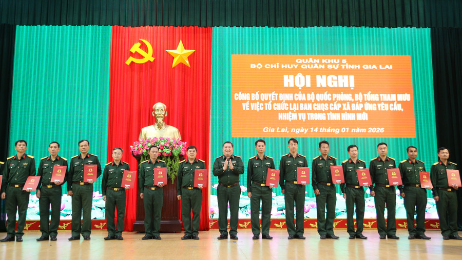 trao-quyet-dinh-dieu-dong-si-quan-quan-doi-chinh-quy-giu-chuc-chi-huy-truong-ban-chqs-cap-xa.jpg