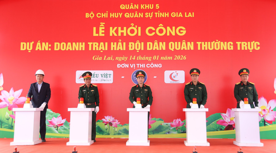 cac-dai-bieu-thuc-hien-nghi-thuc-khoi-cong-du-an-doanh-trai-hai-doi-dan-quan-thuong-truc.jpg