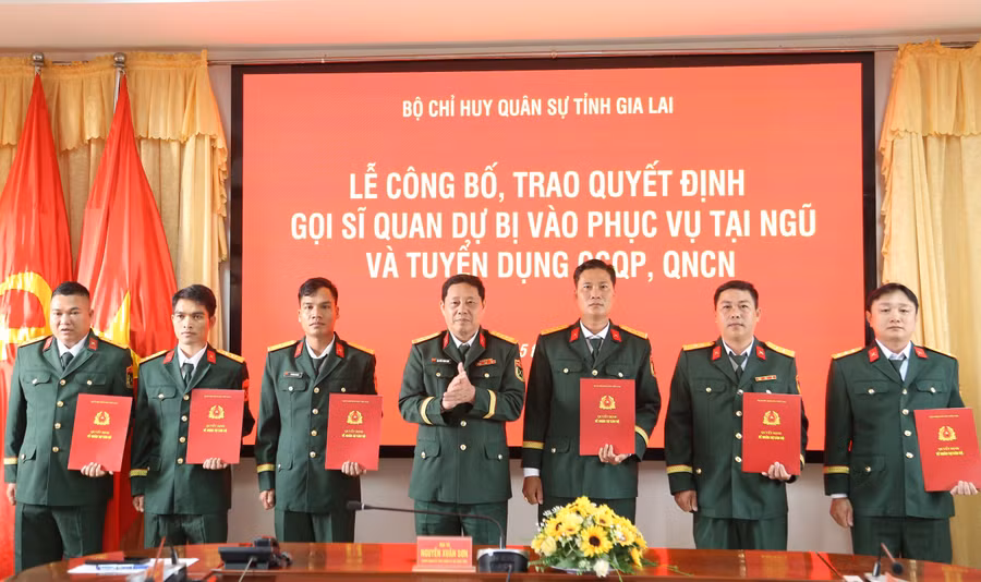 trao-quyet-dinh-goi-si-quan-du-bi-vao-phuc-vu-tai-ngu.jpg