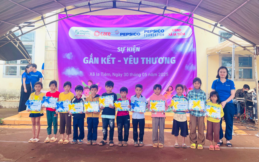 Nhân dịp này, Công ty thực phẩm PepsiCo tặng 153 phần quà cho các em học sinh trên địa bàn xã. Ảnh: Hồng Thương z6655212855916-2e864b04de5db0706ec2483986ba2fa4.jpg